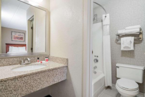 Гостиница Days Hotel by Wyndham University Ave SE  Миннеаполис